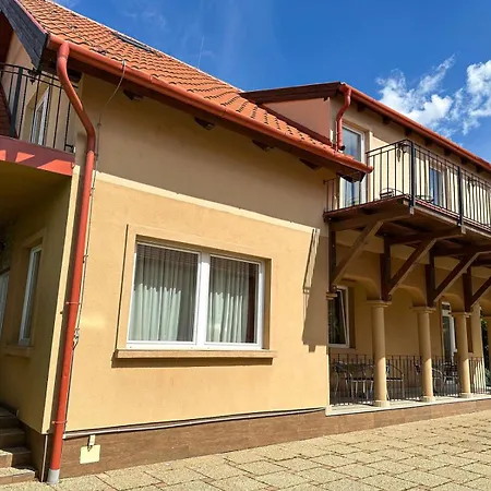 Balatonfueredi Borostyan Panzio Oda ve Kahvaltı 3*